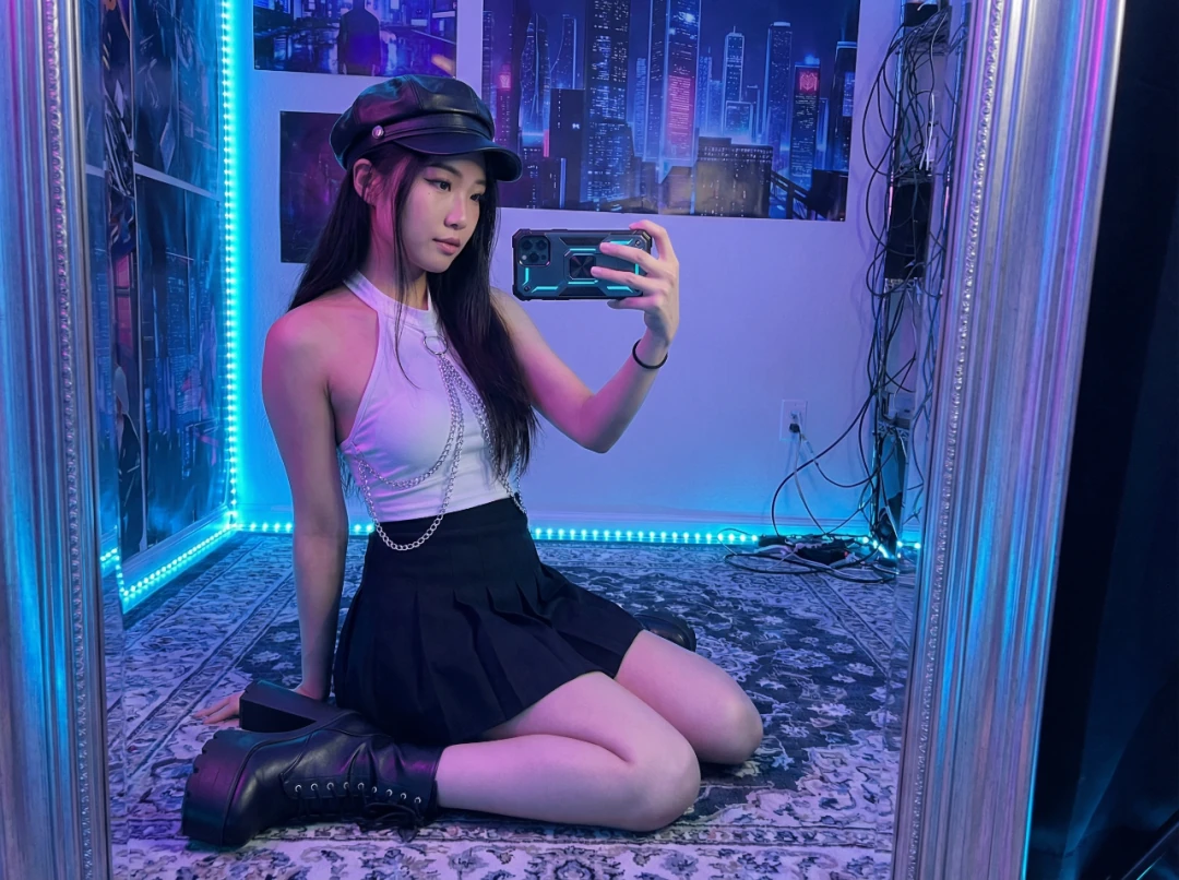 Comparison table showing Nano Banana standard vs Pro features including resolution, text rendering, and character consistency